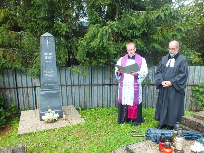 Miesto odpočinku Henrika Huberta požehnala dvojica farárov Ondrej Kolárovský a Rastlislav Suchý