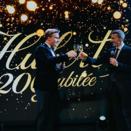 Moderátor Juraj Bača a generálny riaditeľ Hubert J.E. Peter Krúpa