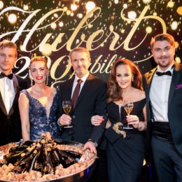 Moderátor Juraj Bača, speváčka Mirka Partlová, generálny riaditeľ Hubert J.E. - Peter Krúpa, herečka Karin Haydu a spevák Dárius Koči